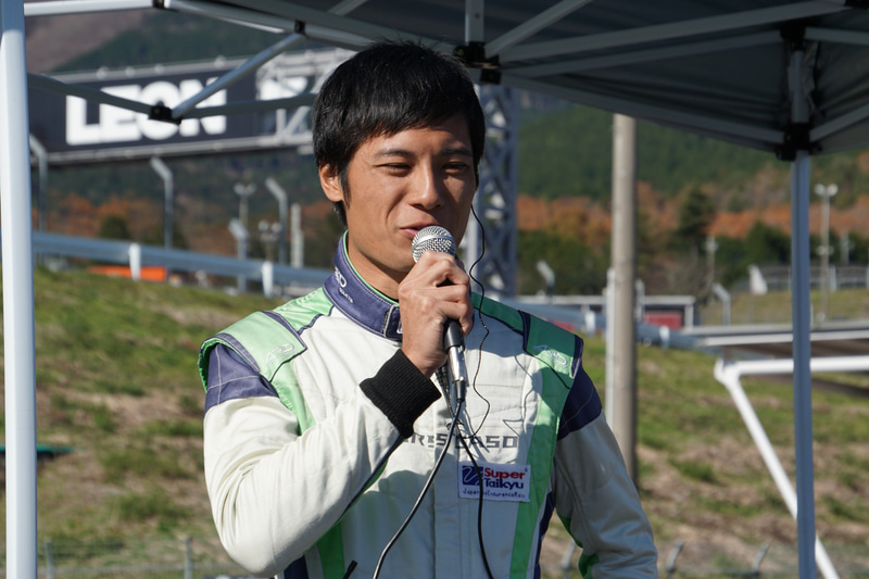インストラクターとして参加したレーシングドライバーの山田遼氏