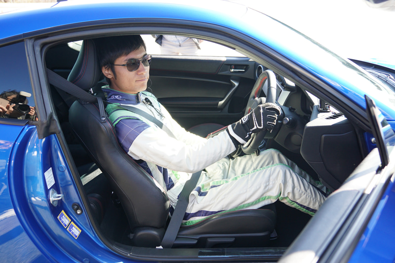 インストラクターとして参加したレーシングドライバーの山田遼氏