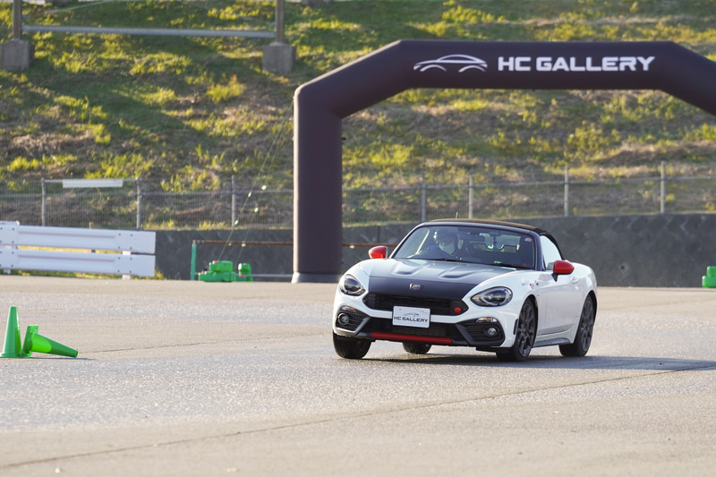 FR車のアバルト「124 スパイダー」