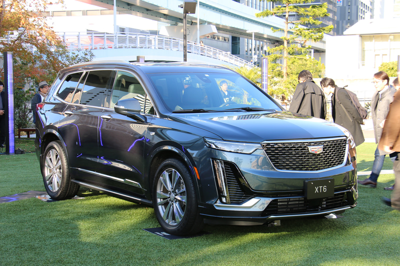「キャデラック XT6 プラチナム」（シャドーメタリック）