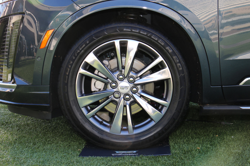 タイヤサイズは前後235/55R20