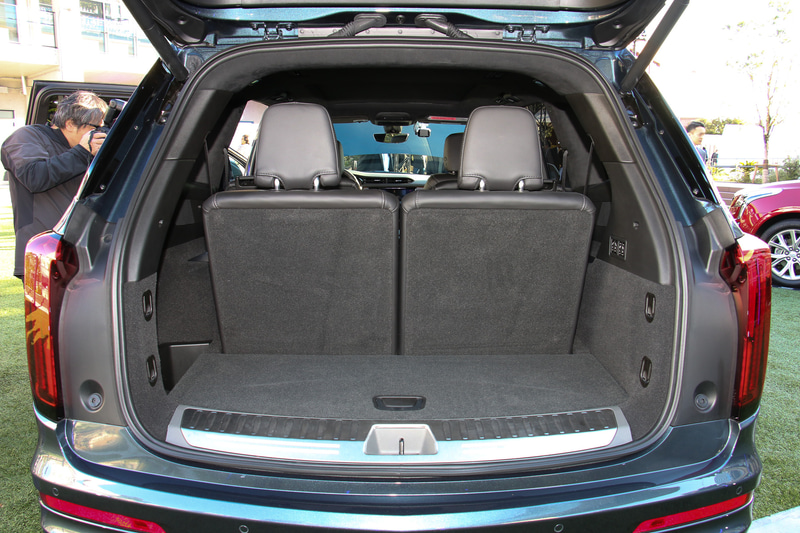 2列目と3列目のシートを前方に倒してフラットな空間を作り出すことが可能。ラゲッジスペースの右側面のスイッチで、モーターによる2列目シートの格納、3列目シートの格納＆復帰が操作できる