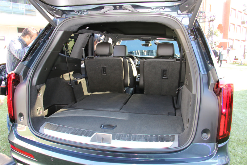 2列目と3列目のシートを前方に倒してフラットな空間を作り出すことが可能。ラゲッジスペースの右側面のスイッチで、モーターによる2列目シートの格納、3列目シートの格納＆復帰が操作できる