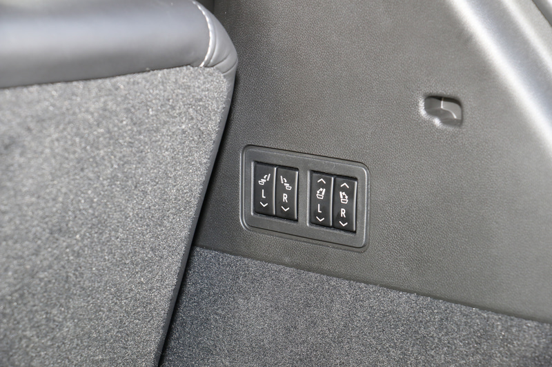 2列目と3列目のシートを前方に倒してフラットな空間を作り出すことが可能。ラゲッジスペースの右側面のスイッチで、モーターによる2列目シートの格納、3列目シートの格納＆復帰が操作できる