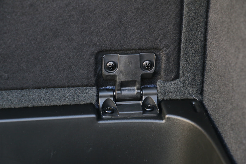 ラゲッジフロアに深めのサブトランクを用意。リッドのヒンジ内に内蔵するバネの力で開閉角度を自由に調整可能