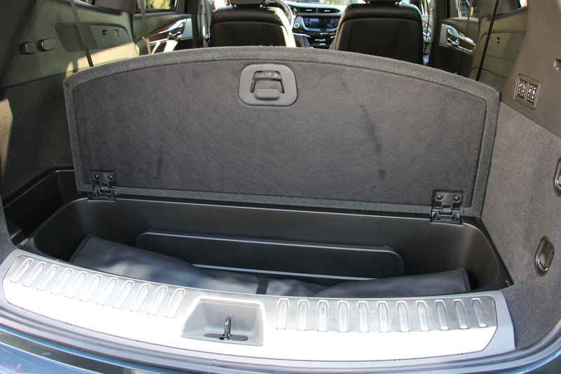 ラゲッジフロアに深めのサブトランクを用意。リッドのヒンジ内に内蔵するバネの力で開閉角度を自由に調整可能