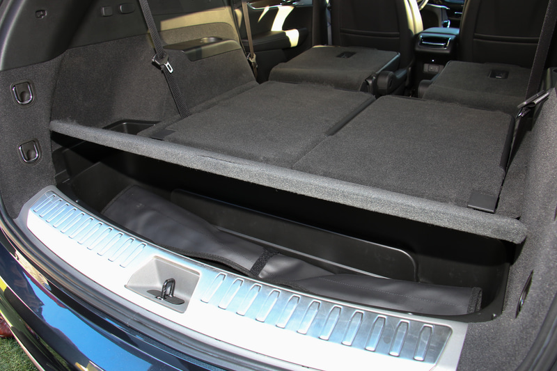 ラゲッジフロアに深めのサブトランクを用意。リッドのヒンジ内に内蔵するバネの力で開閉角度を自由に調整可能