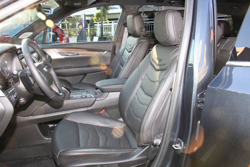 セミアニリン仕上げの本革をシート表皮に採用。フロントシートはベンチレーション機能を備える8ウェイパワーシートとなる