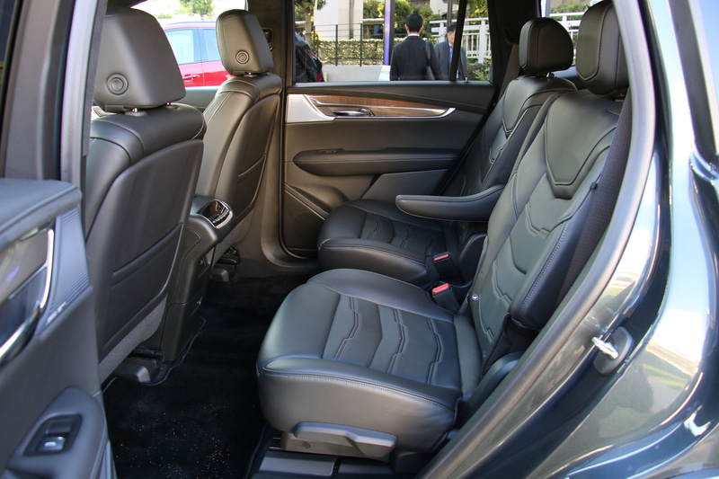 セミアニリン仕上げの本革をシート表皮に採用。フロントシートはベンチレーション機能を備える8ウェイパワーシートとなる
