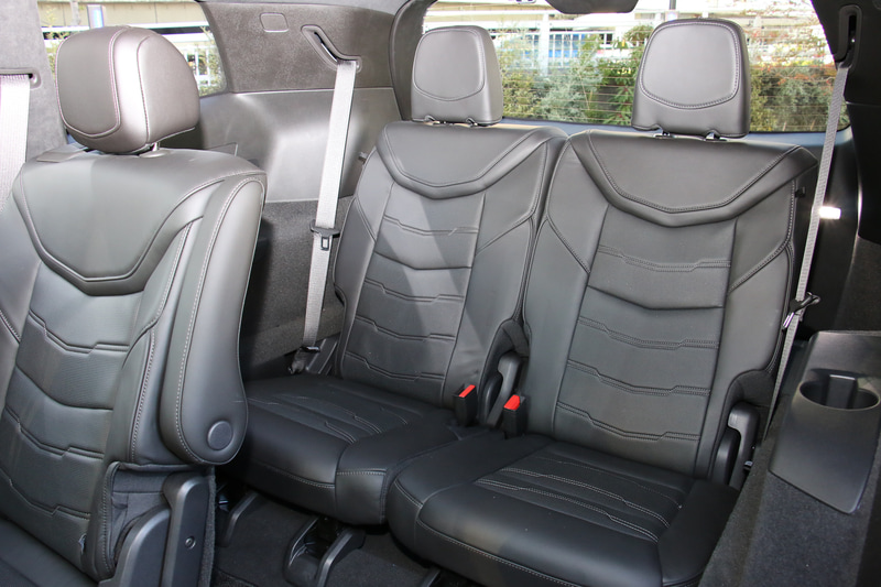 セミアニリン仕上げの本革をシート表皮に採用。フロントシートはベンチレーション機能を備える8ウェイパワーシートとなる