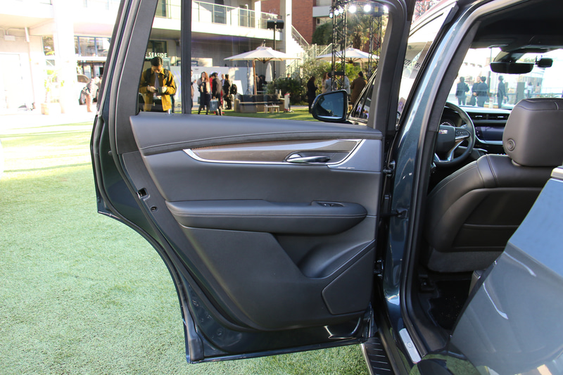 ドアトリムにカーボン素材のアクセントを設定