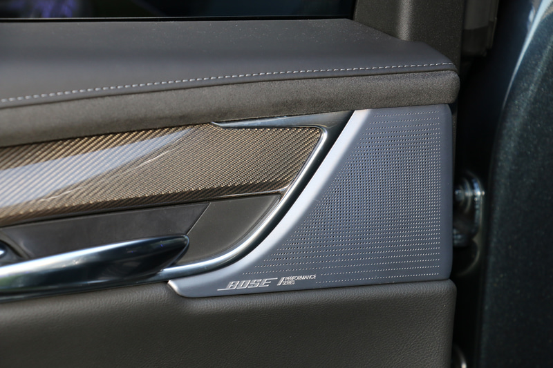 14スピーカーシステムの「Bose Performance Series サラウンドサウンド」を標準装備