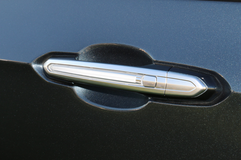 ドアのアウターグリップにLEDを内蔵。夜間などに発光して位置が分かりやすいようにする