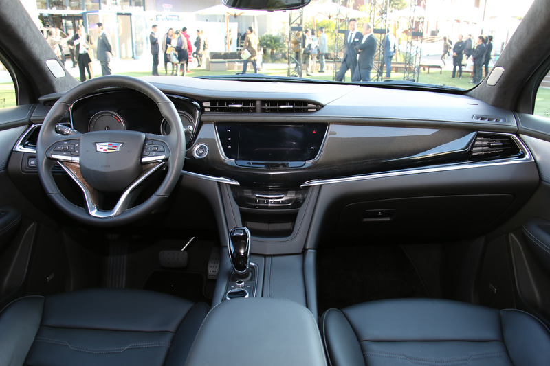 XT6 プラチナムのインテリア。インパネ加飾にウッドとカーボンの異素材を組み合わせて使い、ラグジュアリー感と温かみを表現