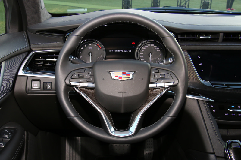 ステアリングホイールはレザータイプ。スポーク部分に「アダプティブクルーズコントロール」の操作スイッチなどをレイアウトする