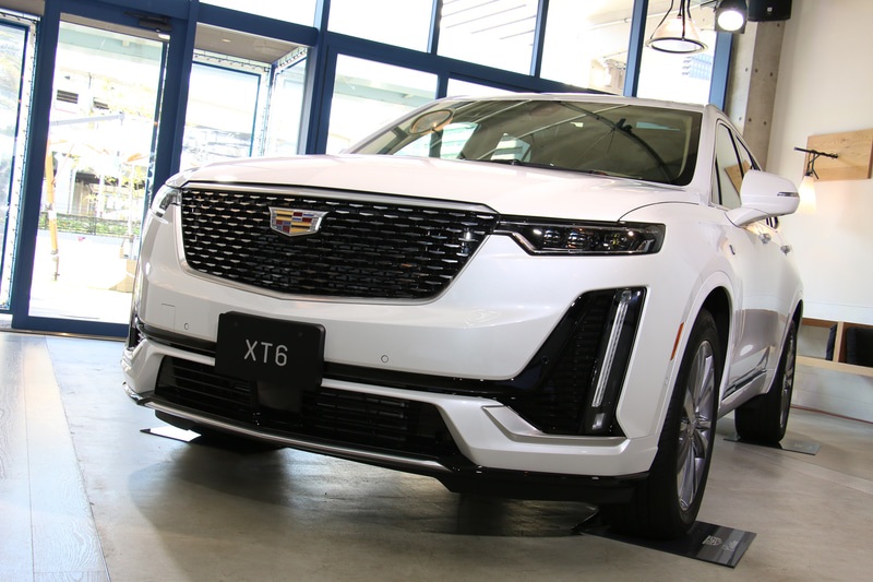 標準装備の「インテリジェント マトリックス LED ヘッドランプ」は、対向車をカメラで検知した場合、対象となるハイビームを消灯して防眩する機能を搭載