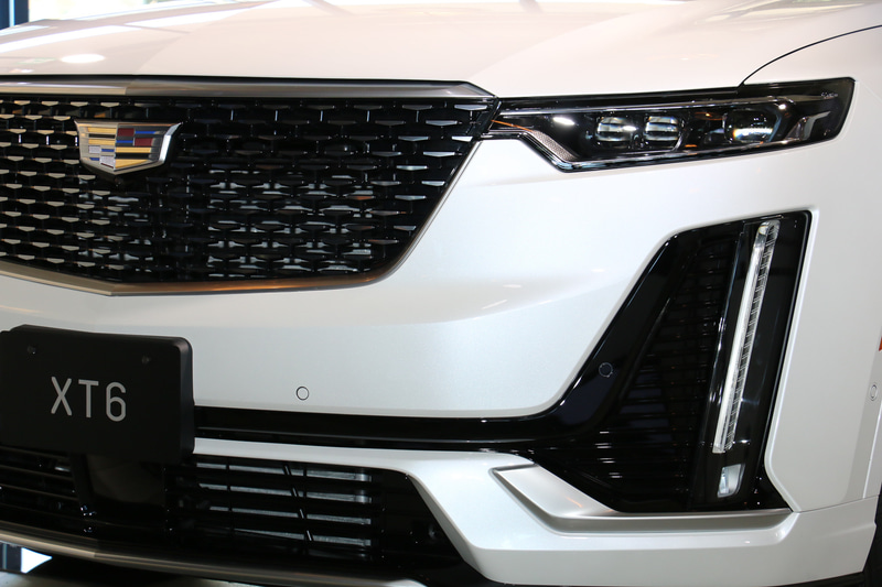 標準装備の「インテリジェント マトリックス LED ヘッドランプ」は、対向車をカメラで検知した場合、対象となるハイビームを消灯して防眩する機能を搭載