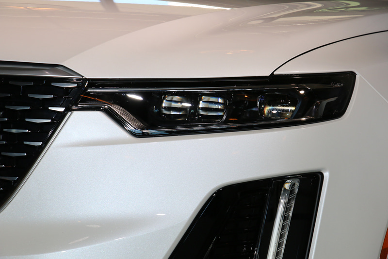 標準装備の「インテリジェント マトリックス LED ヘッドランプ」は、対向車をカメラで検知した場合、対象となるハイビームを消灯して防眩する機能を搭載