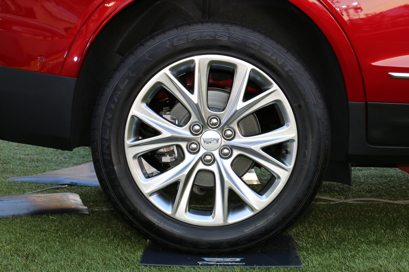 タイヤサイズは前後235/55R20