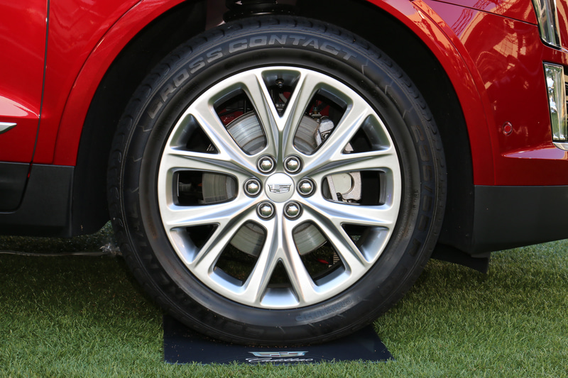 タイヤサイズは前後235/55R20