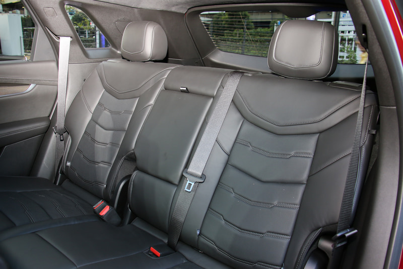 リアシートは40：20：40分割から60：40分割に変更された