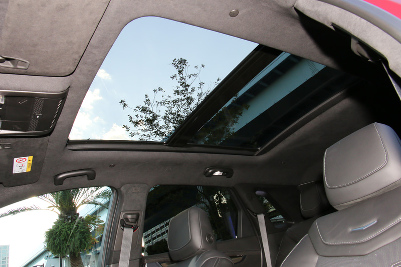 ウルトラビューパノラミック電動サンルーフも全車標準装備となる