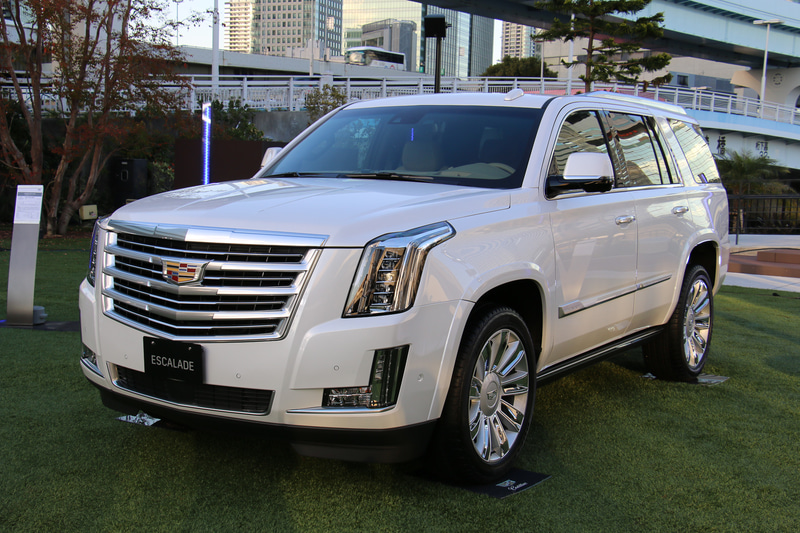 「キャデラック エスカレード プラチナム」（クリスタルホワイトトゥリコート）