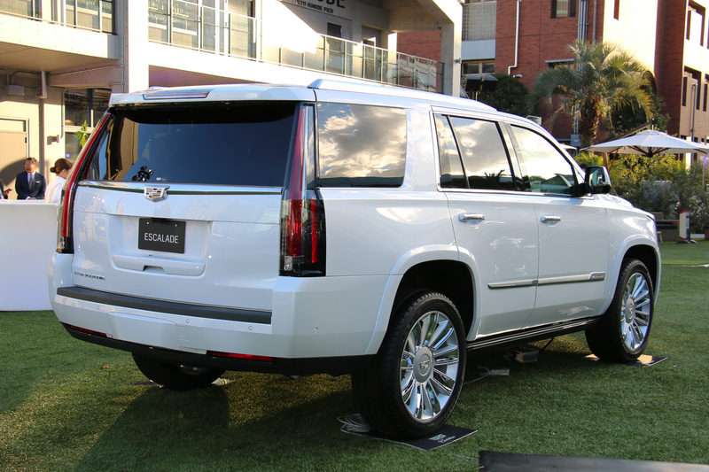 「キャデラック エスカレード プラチナム」（クリスタルホワイトトゥリコート）