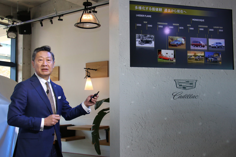 スライド資料を使って解説を行なう若松社長