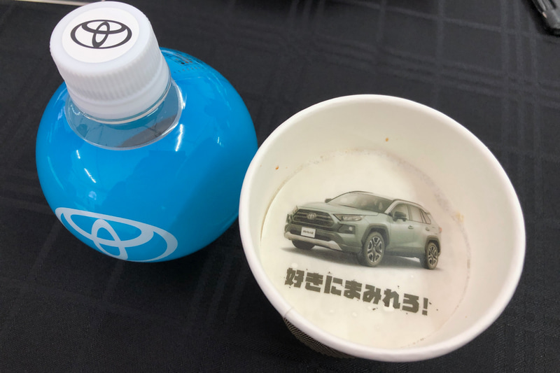 トヨタブースでいただいたカフェラテにはRAV4のラテアートが！　え～、飲むのがもったいなーいと躊躇しましたが、意外にも半分以上飲み終えた段階でもまだ、ラテアートが残っていました。さすがRAV4、荒地に強い!?（笑）