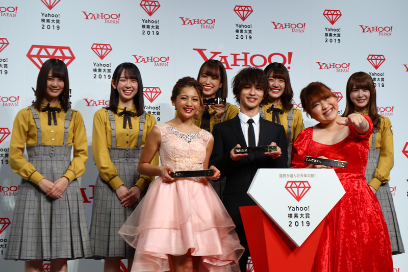 表彰式に登場した横浜流星さん（手前中央）、りんごちゃん（手前右）、ゆきぽよさん（手前左）、日向坂46の小坂菜緒さん、金村美玖さん、佐々木久美さん、佐々木美玲さん、加藤史帆さん（後方左から）