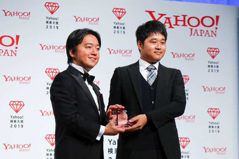 トヨタ自動車株式会社 第2国内販売部 主任 鈴木琢磨氏（右）が賞を受け取った