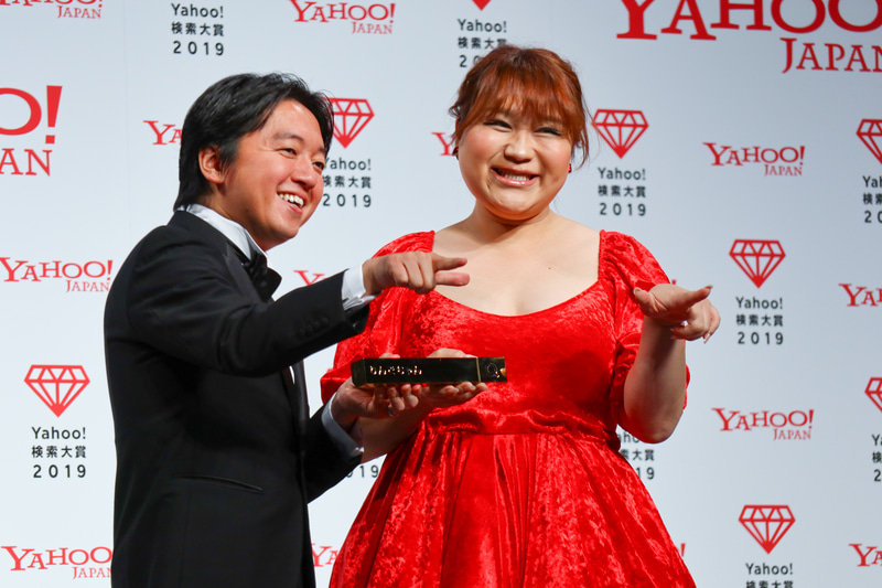 受賞の喜びの声をものまねまじりに語った