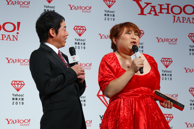 受賞の喜びの声をものまねまじりに語った