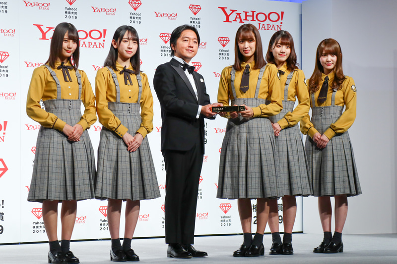 メンバーを代表して日向坂46 キャプテンの佐々木久美さんがトロフィを受け取った