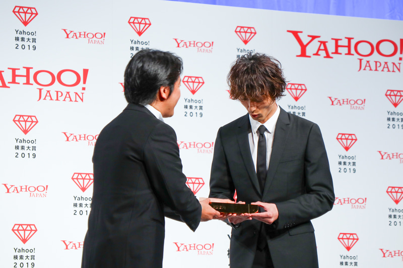 トロフィを受け取る