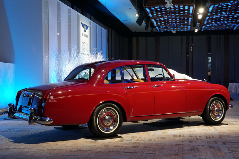 ベントレーのクラシックカーが展示された