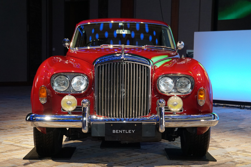 ベントレーのクラシックカーが展示された