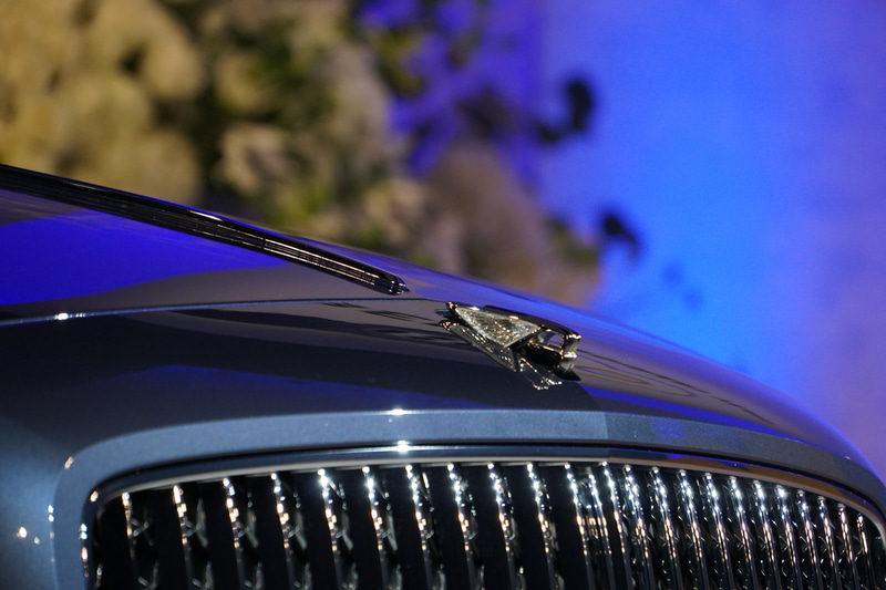 格納式となったフライングBマスコットは13年ぶりにデザインを変更