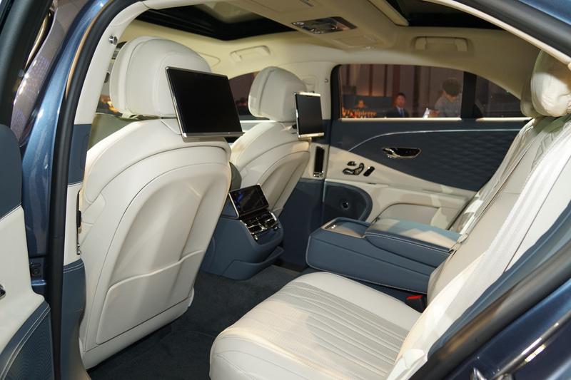 後席のインテリア