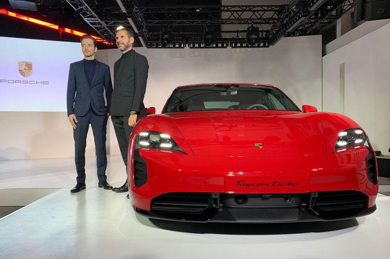 ポルシェ「タイカン」。隣は向かって右がポルシェジャパン 社長のミヒャエル・キルシュさん。左はプロダクトマネージャーで日本語ペラペラのアレキサンダー・クワースさん