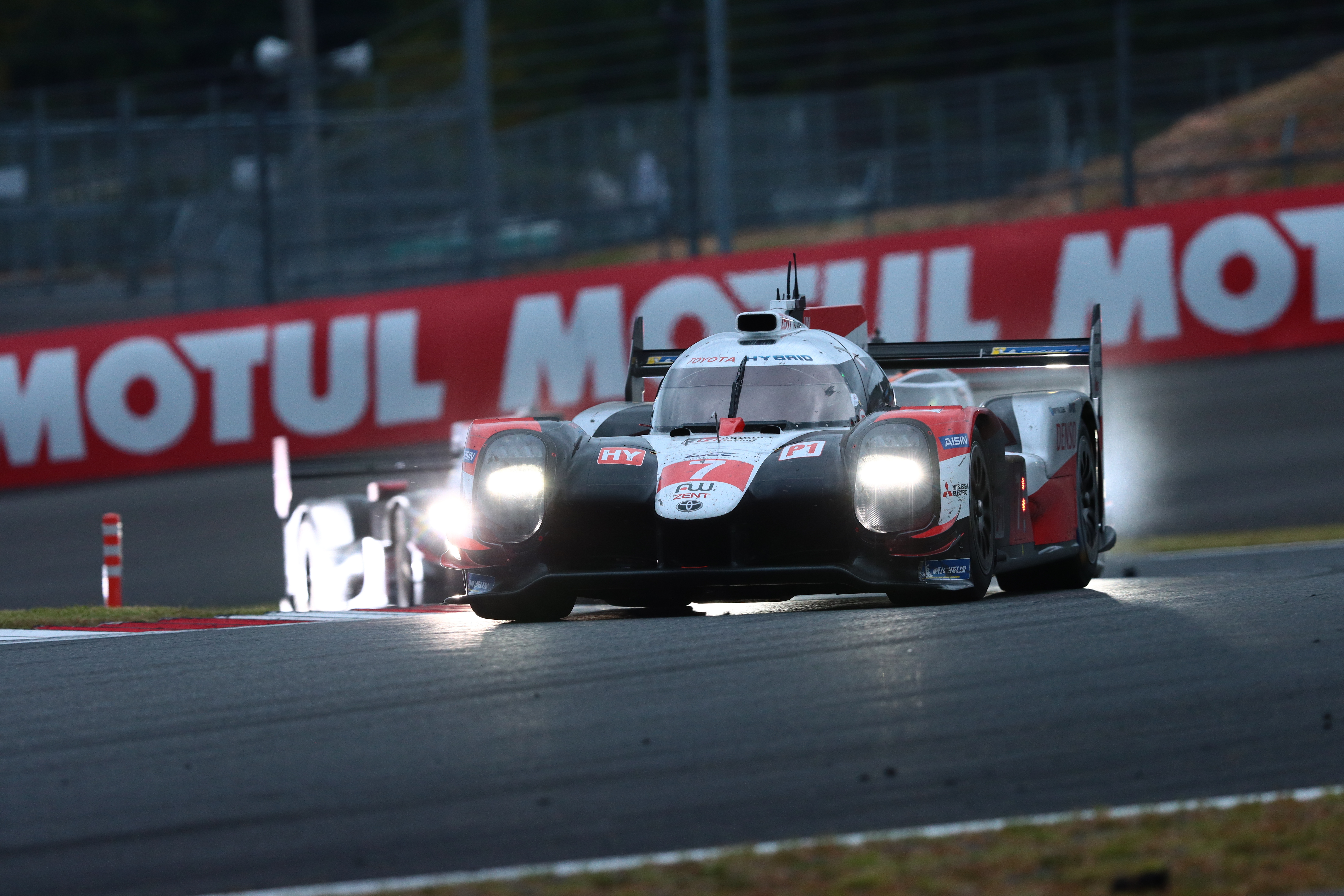 WECではゴール直前にISO 800で撮影　EF300mm f/2.8L IS II USM　ISO 800　F3.2　1/400秒