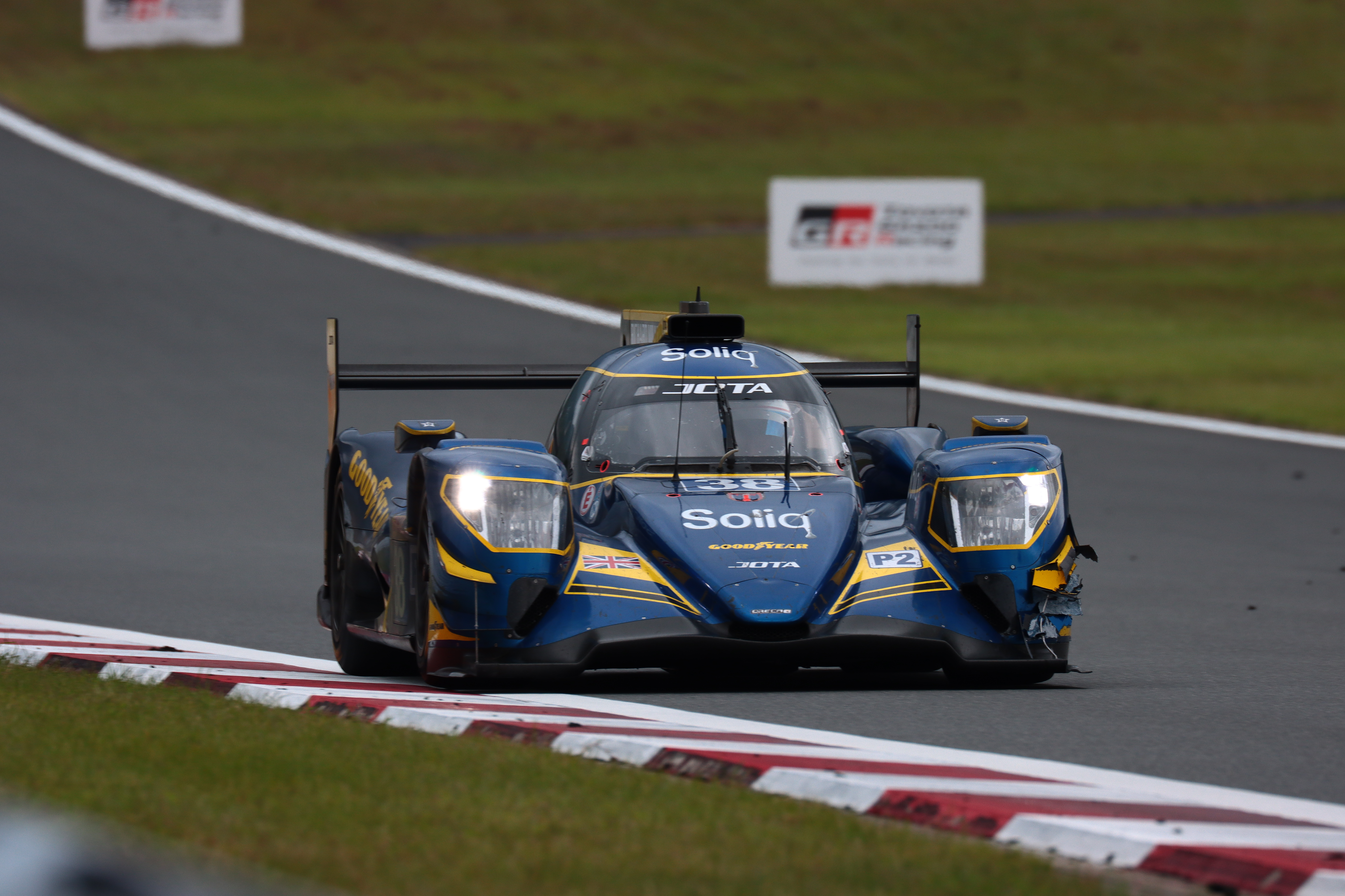 富士スピードウェイのコカ・コーラコーナーの進入　EF100-400mm f/4.5-5.6L IS II USM（400mm）　ISO 200　F7.1　1/250秒