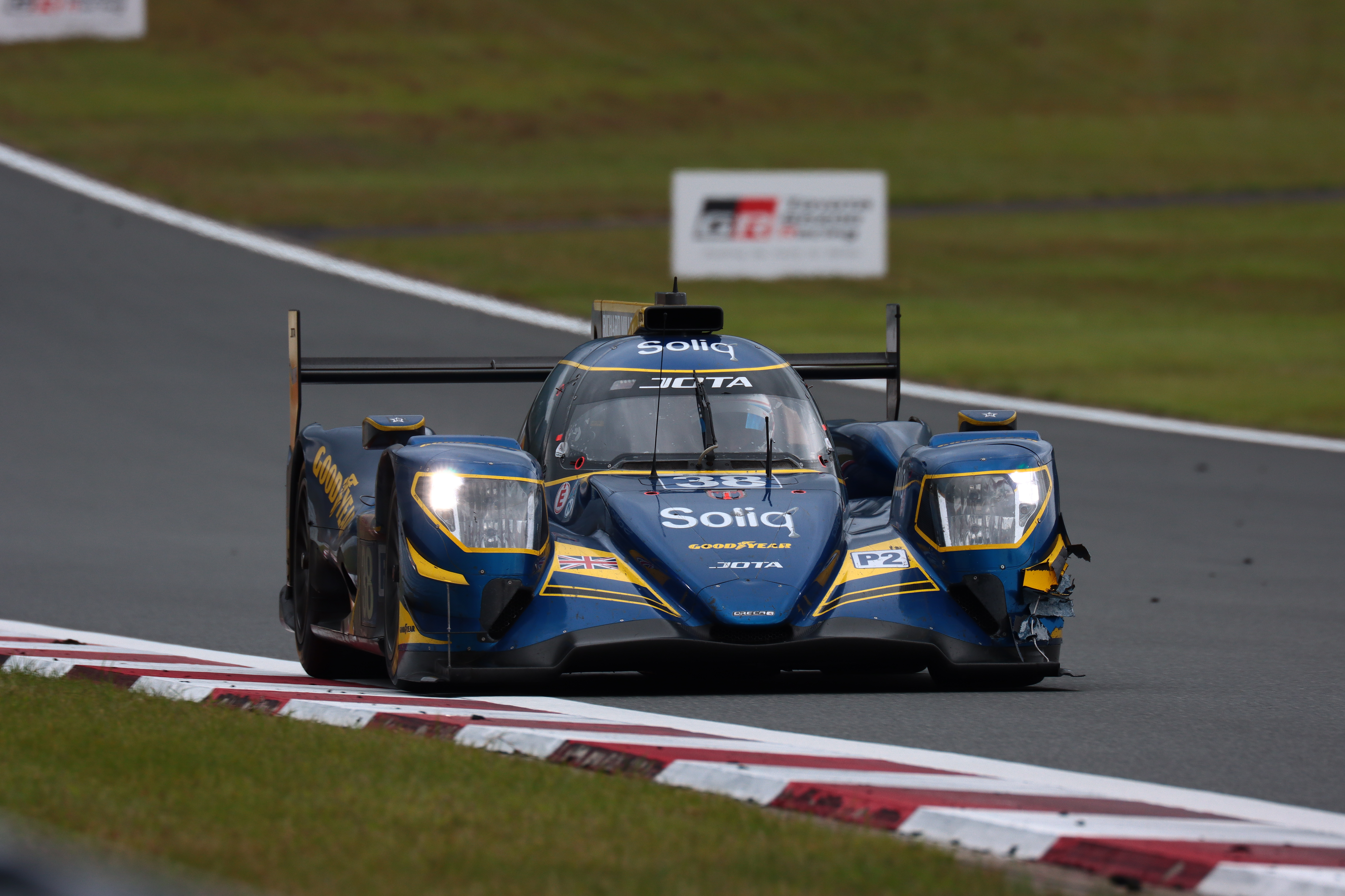 富士スピードウェイのコカ・コーラコーナーの進入　EF100-400mm f/4.5-5.6L IS II USM（400mm）　ISO 200　F7.1　1/250秒