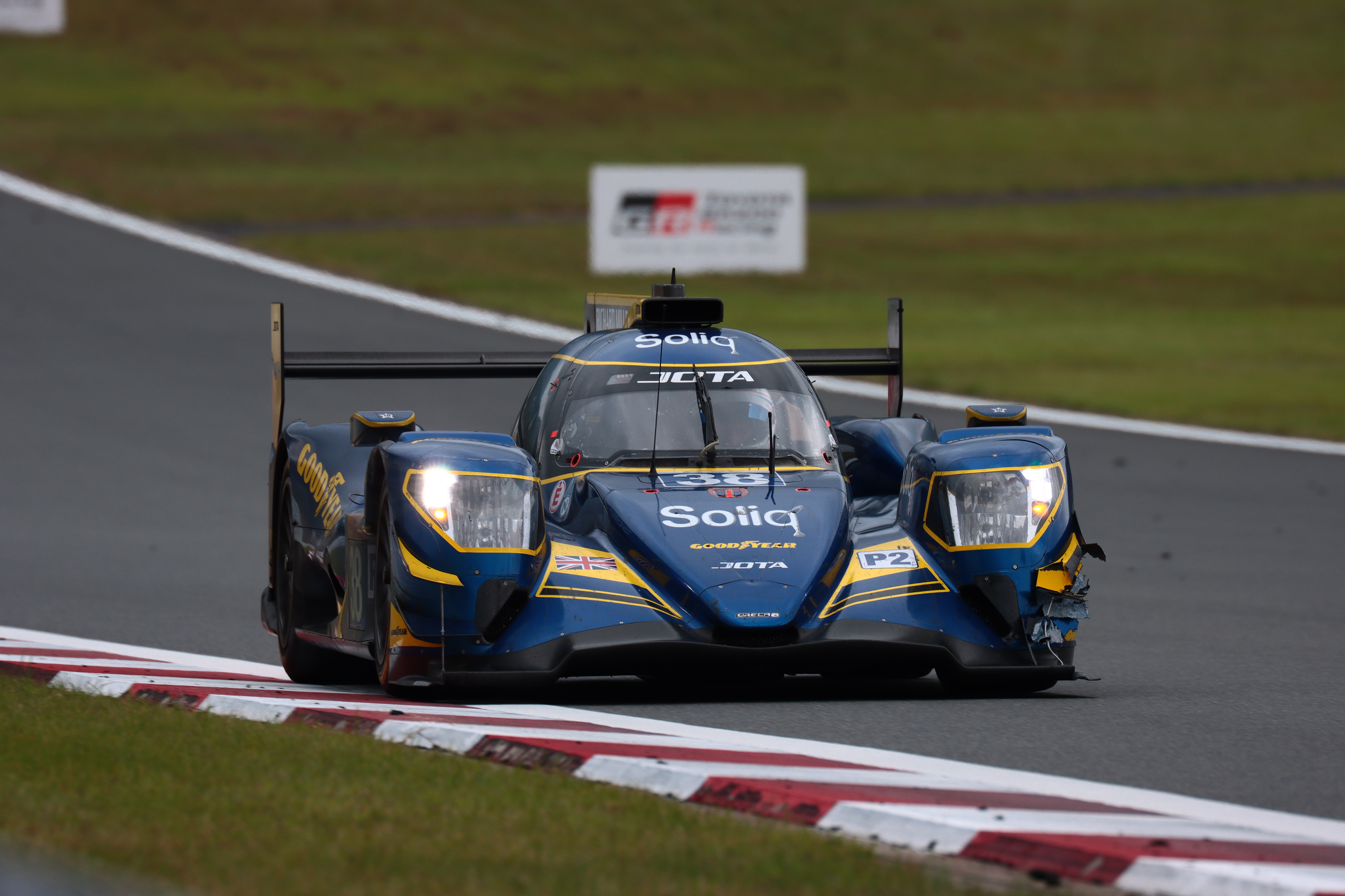 富士スピードウェイのコカ・コーラコーナーの進入　EF100-400mm f/4.5-5.6L IS II USM（400mm）　ISO 200　F7.1　1/250秒