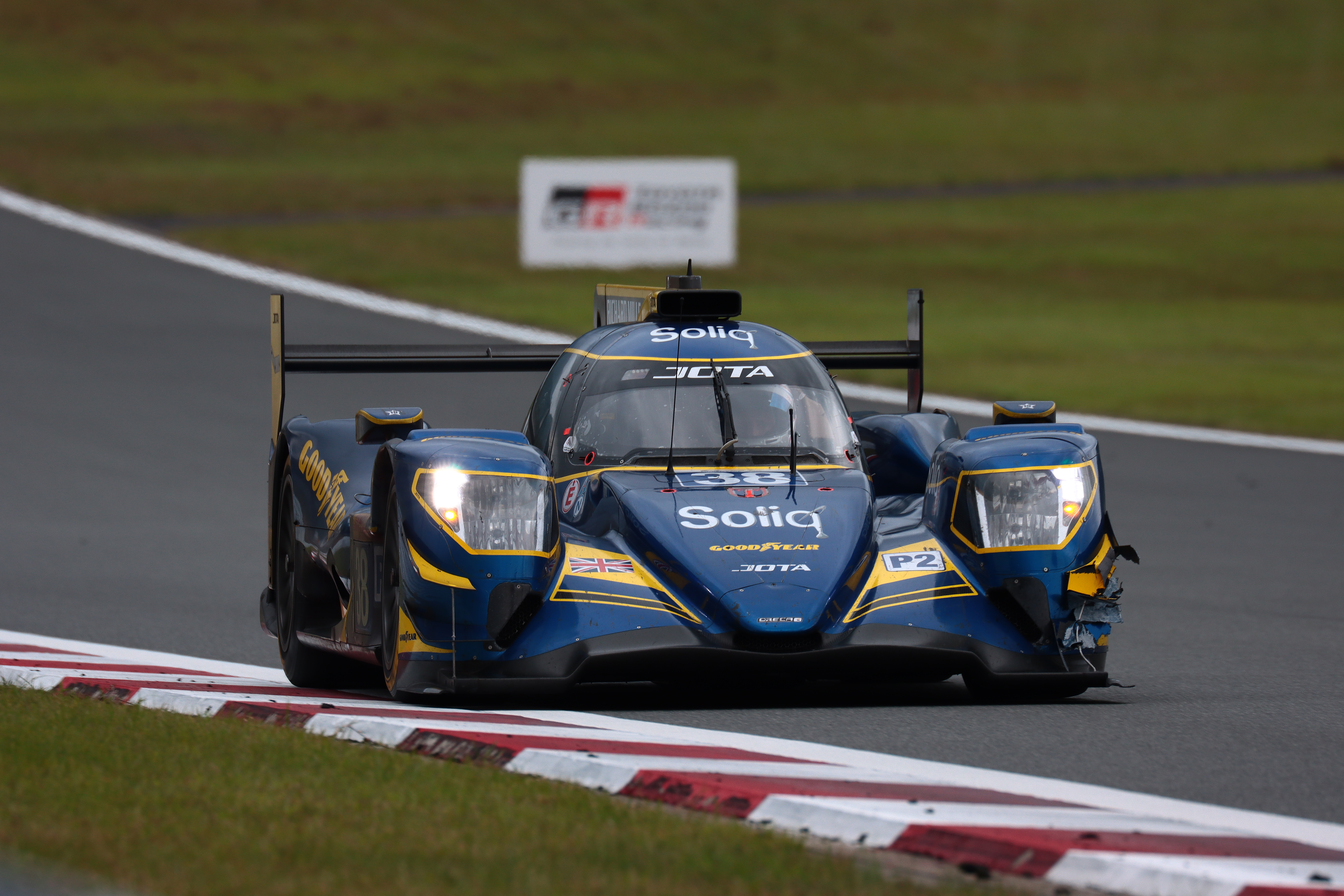 富士スピードウェイのコカ・コーラコーナーの進入　EF100-400mm f/4.5-5.6L IS II USM（400mm）　ISO 200　F7.1　1/250秒