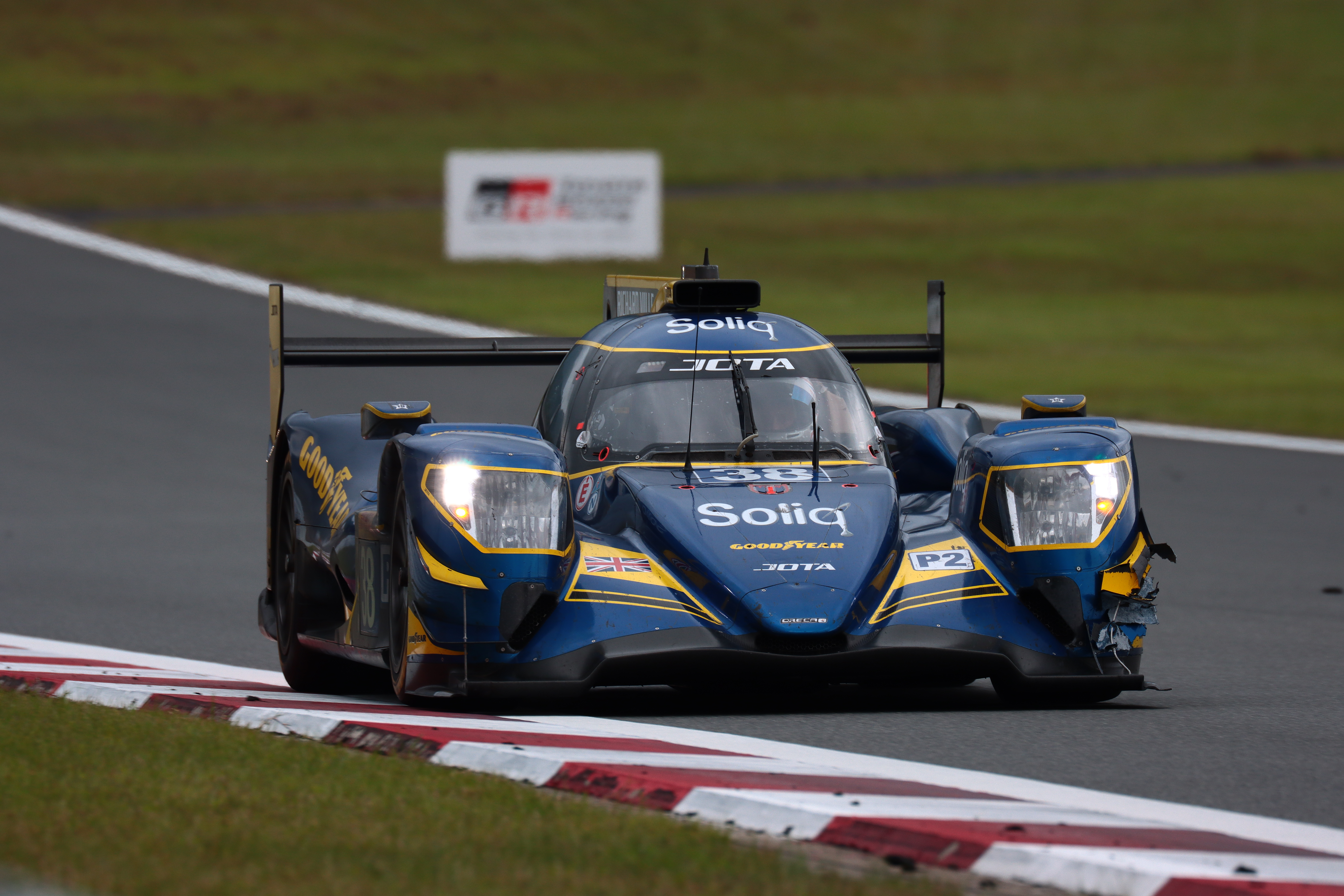 富士スピードウェイのコカ・コーラコーナーの進入　EF100-400mm f/4.5-5.6L IS II USM（400mm）　ISO 200　F7.1　1/250秒