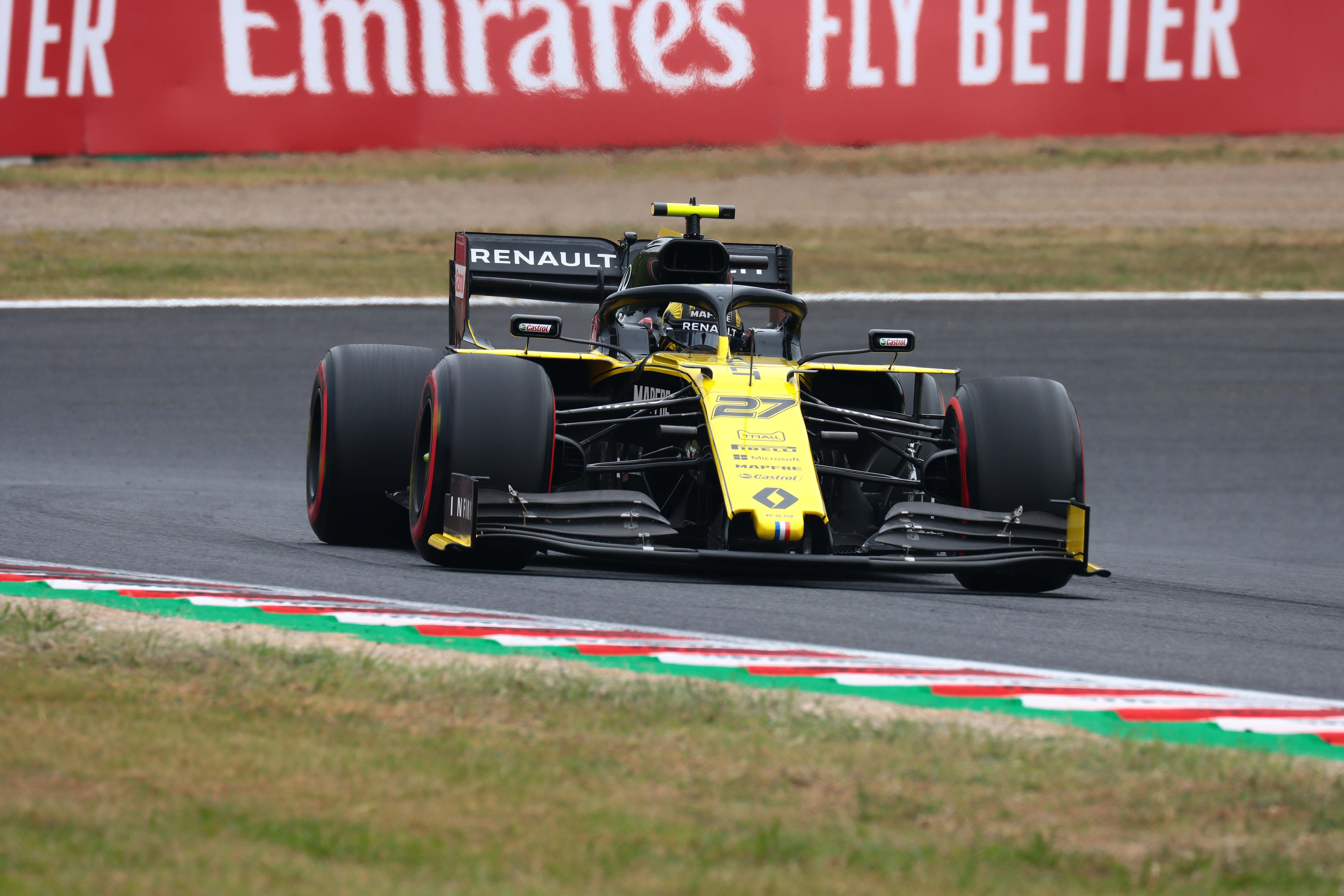 鈴鹿サーキットのヘアピンコーナーの立ち上がり　EF100-400mm f/4.5-5.6L IS II USM（400mm）　ISO 200　F7.1　1/320秒