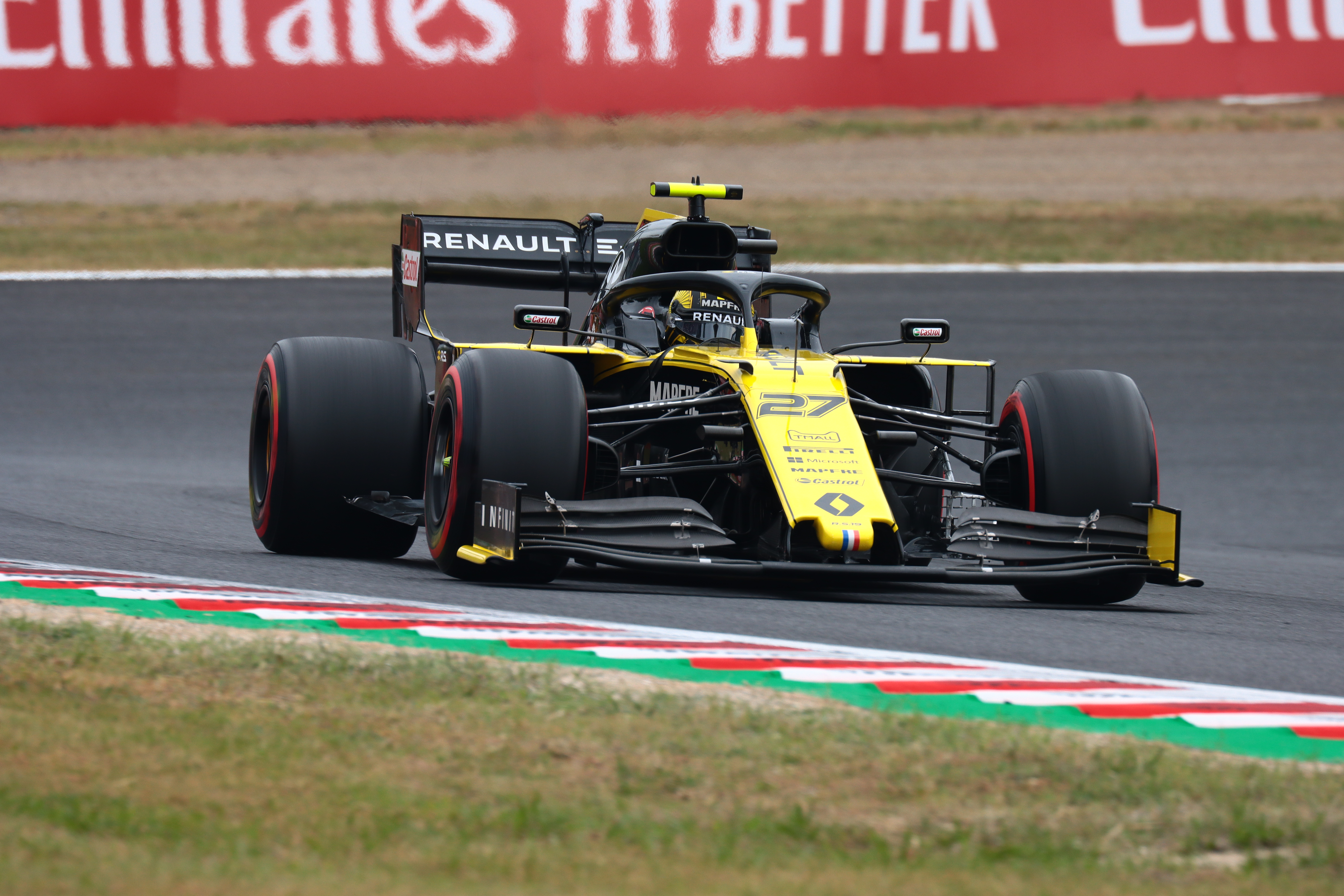 鈴鹿サーキットのヘアピンコーナーの立ち上がり　EF100-400mm f/4.5-5.6L IS II USM（400mm）　ISO 200　F7.1　1/320秒