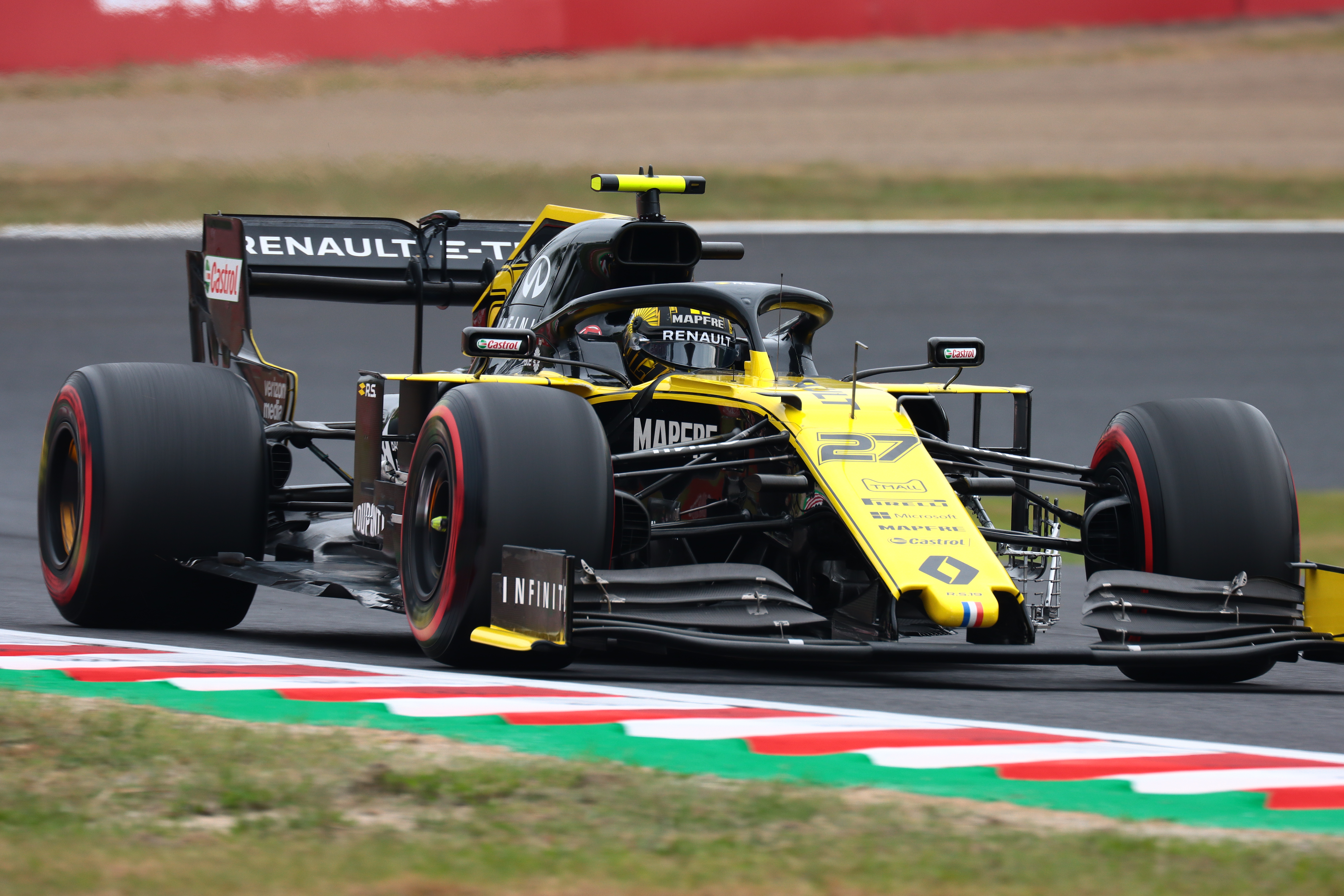 鈴鹿サーキットのヘアピンコーナーの立ち上がり　EF100-400mm f/4.5-5.6L IS II USM（400mm）　ISO 200　F7.1　1/320秒